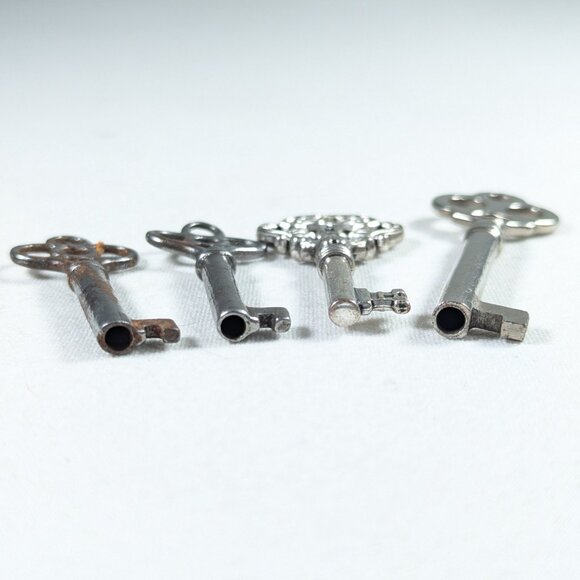 SET of 4 decorative vintage skeleton Key pendants, home decor, vintage latch key - Picture 6 of 7